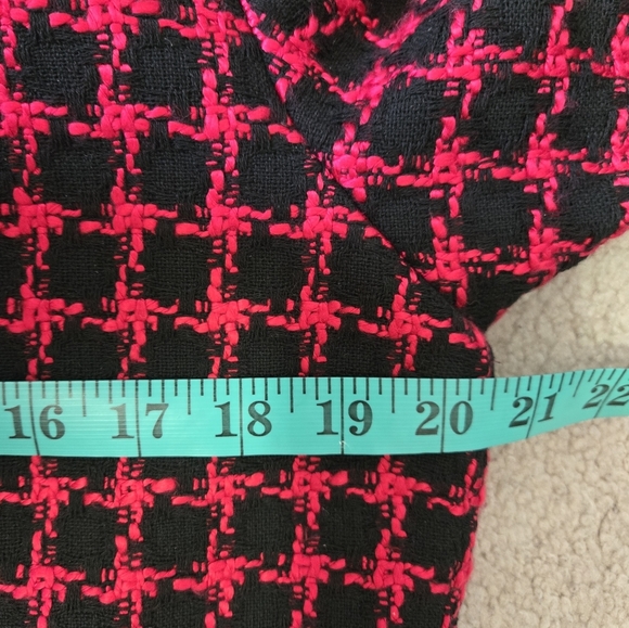 Karl Lagerfeld Cropped Tweed Pink and Black Open Front Jacket. Size Large - Picture 11 of 12